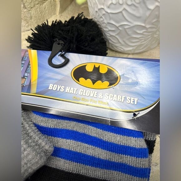 Batman hat,gloves and scarf set - Picture 2 of 2